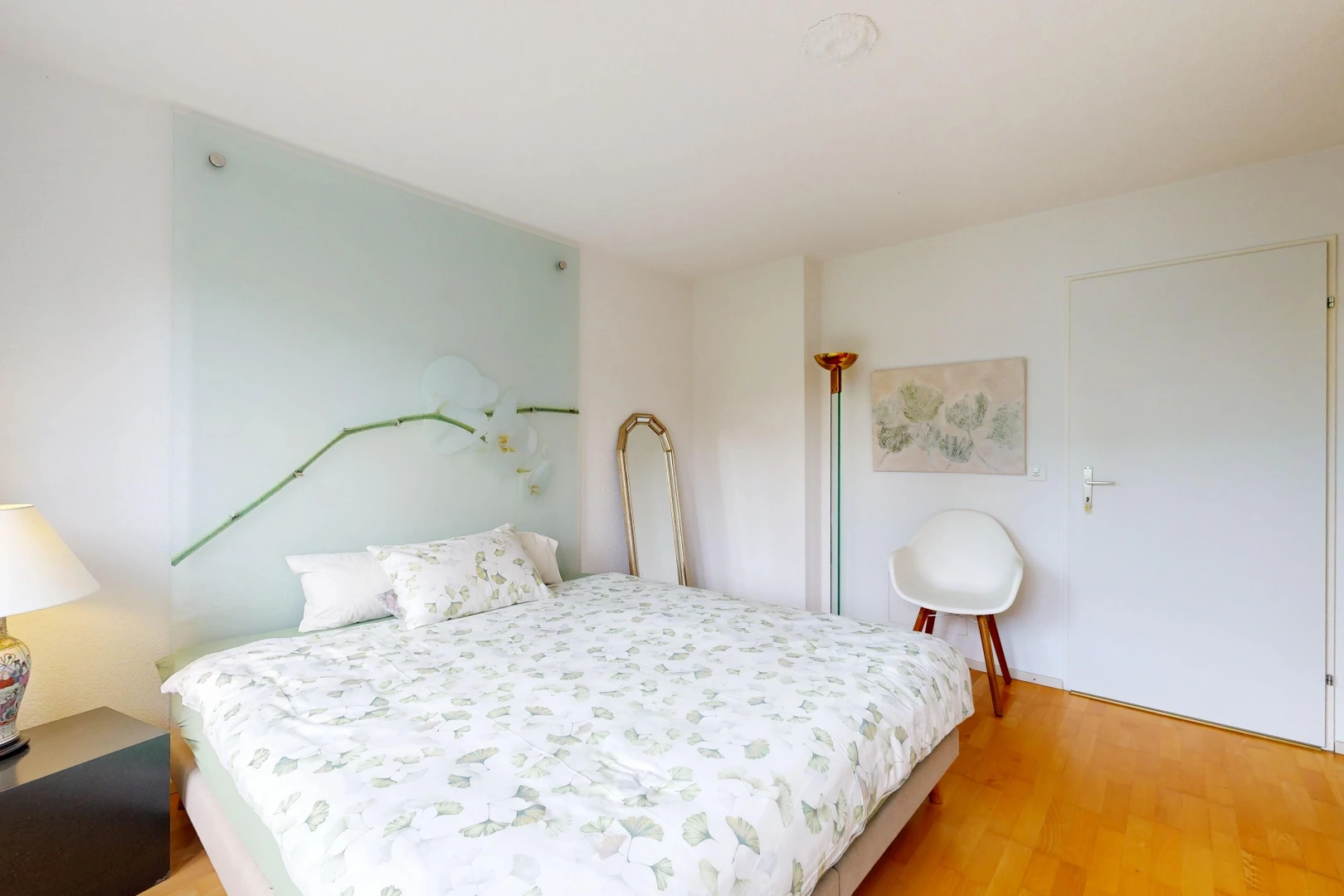 chambre avec drywall, cloison sèche, wood finish floor, sol en finition bois, et inside property