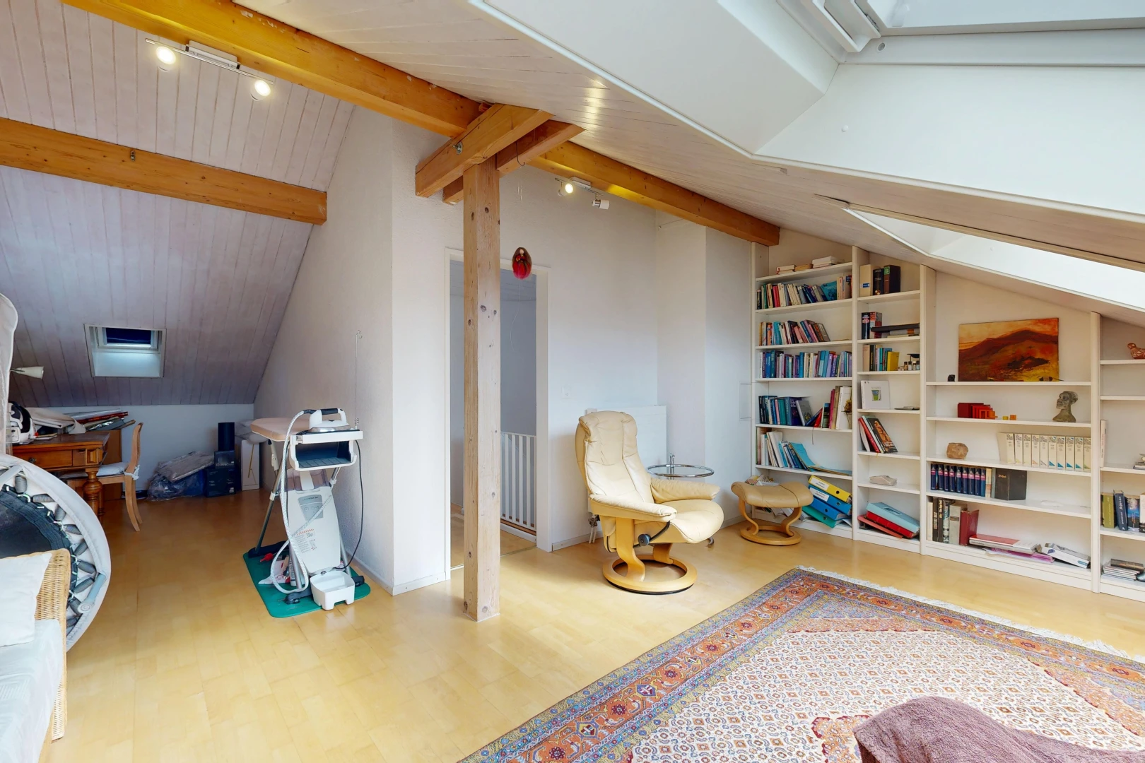salon avec pièce supplémentaire, étagères intégrées, vaulted ceiling, plafond voûté, et beamed ceiling
