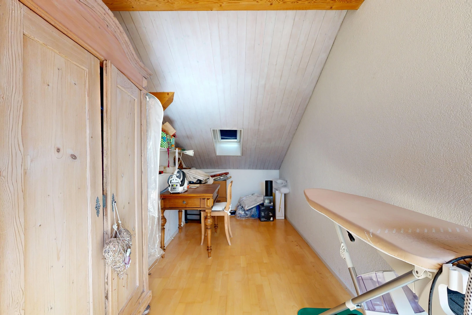 bureau avec vaulted ceiling, plafond voûté, wood finish floor, sol en finition bois, et wood ceiling
