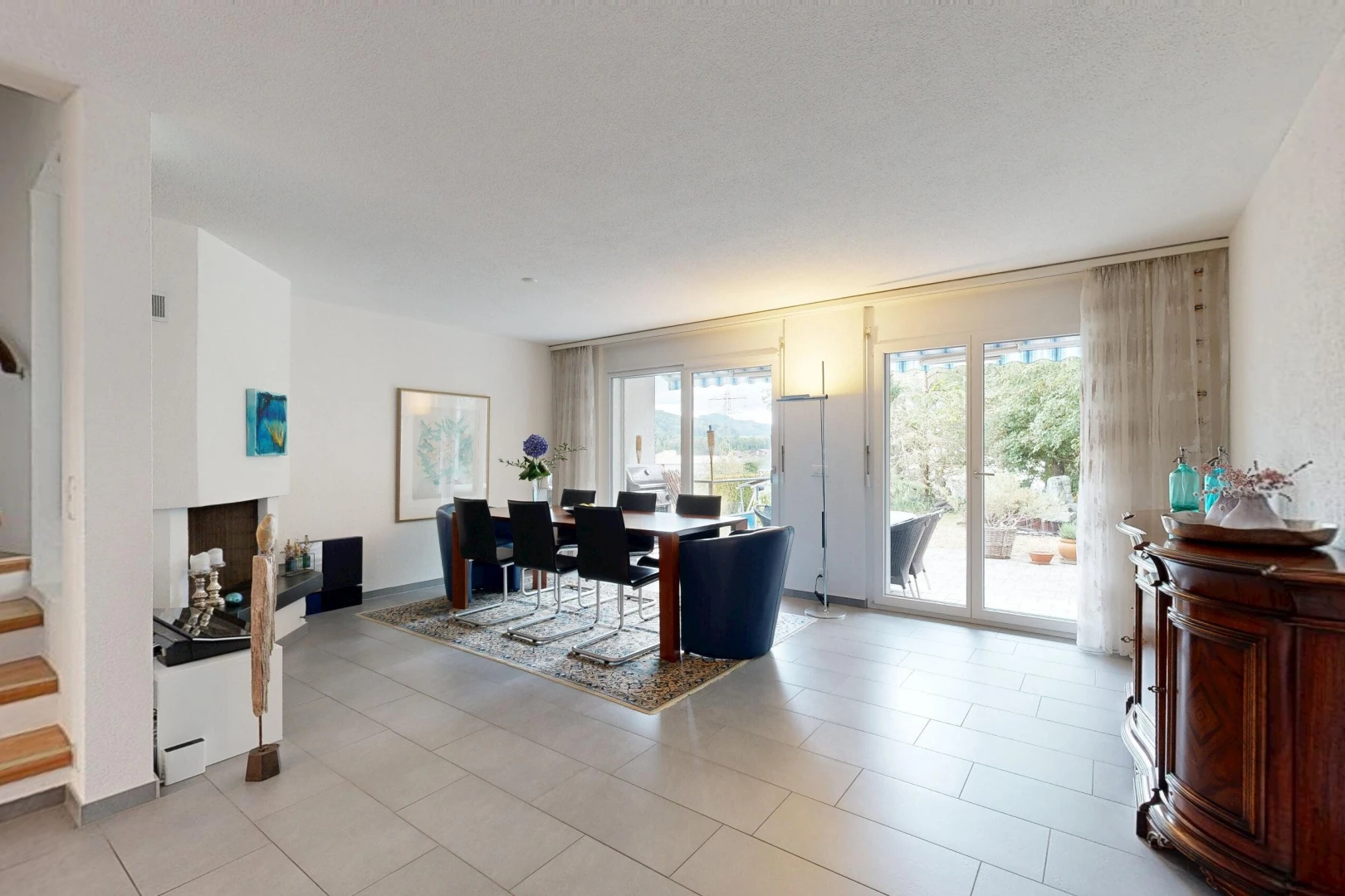 salle à manger avec escaliers, inside property, accès à l'extérieur, et light floor