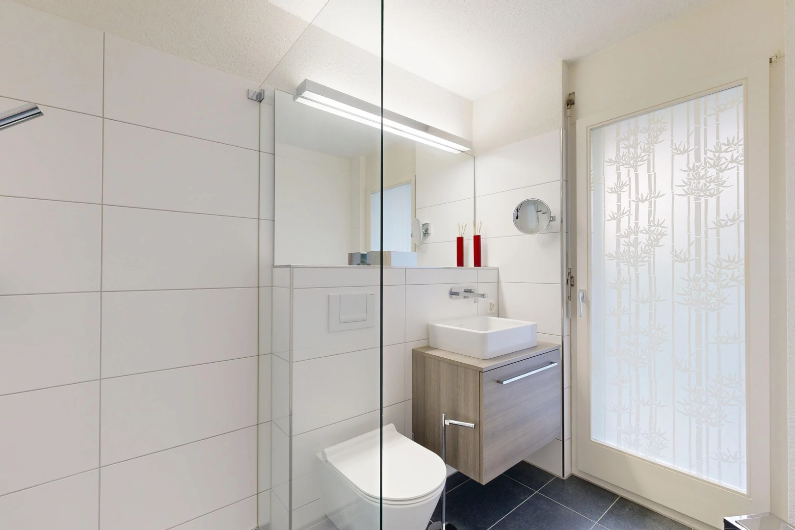 salle de bains avec lavabo (ou coiffeuse selon le contexte), évier, salle de bain complète, miroir, et tile floor