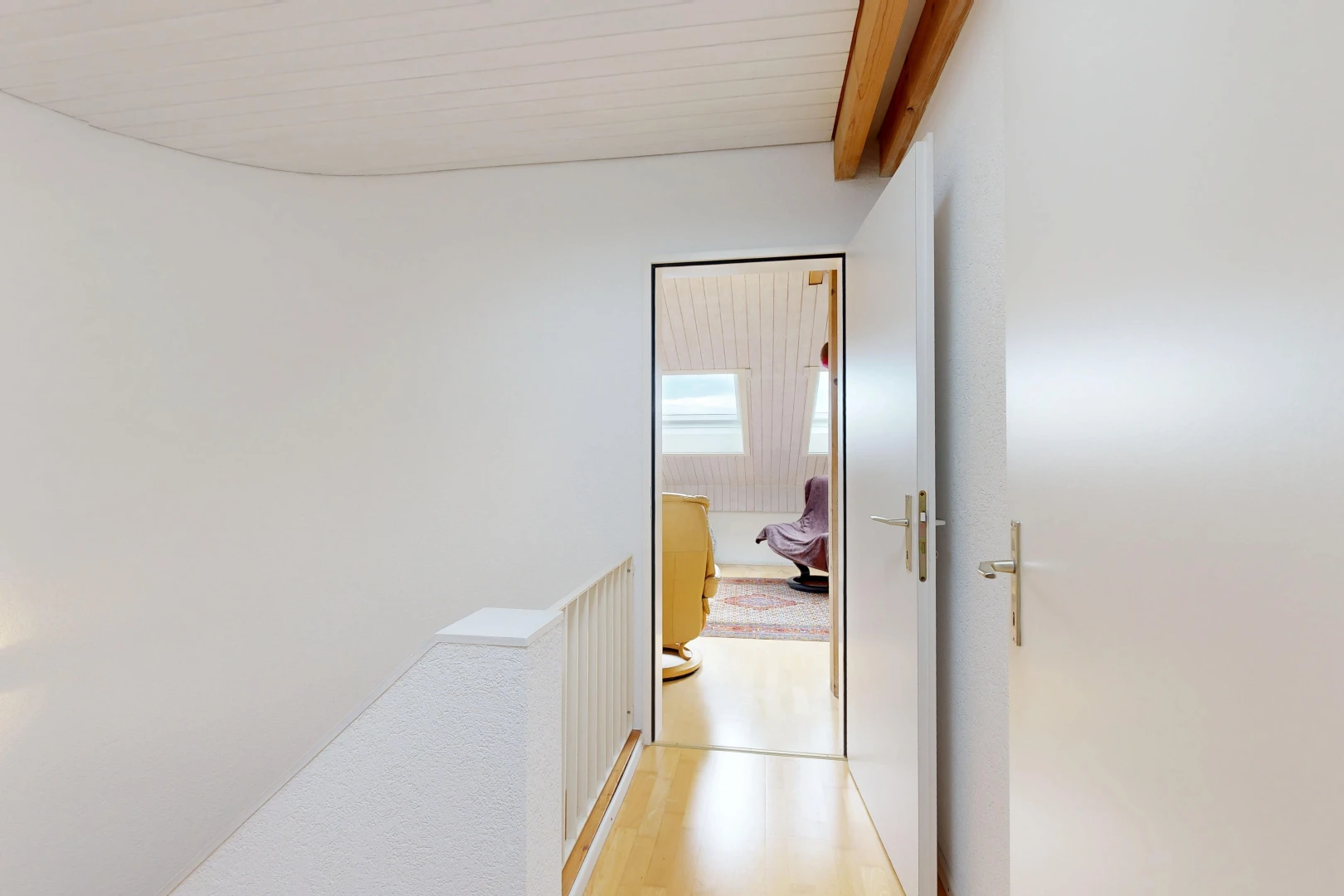 couloir avec cloison sèche, drywall, inside property, light floor, et sol en finition bois