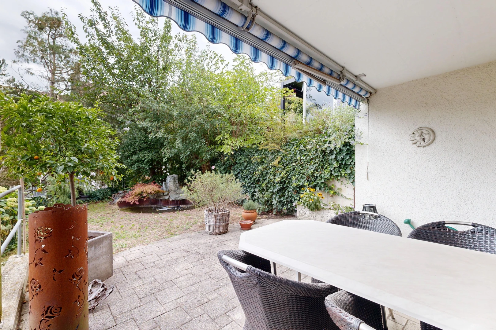 terrasse avec auvent, terrasse, coin repas extérieur, et from property