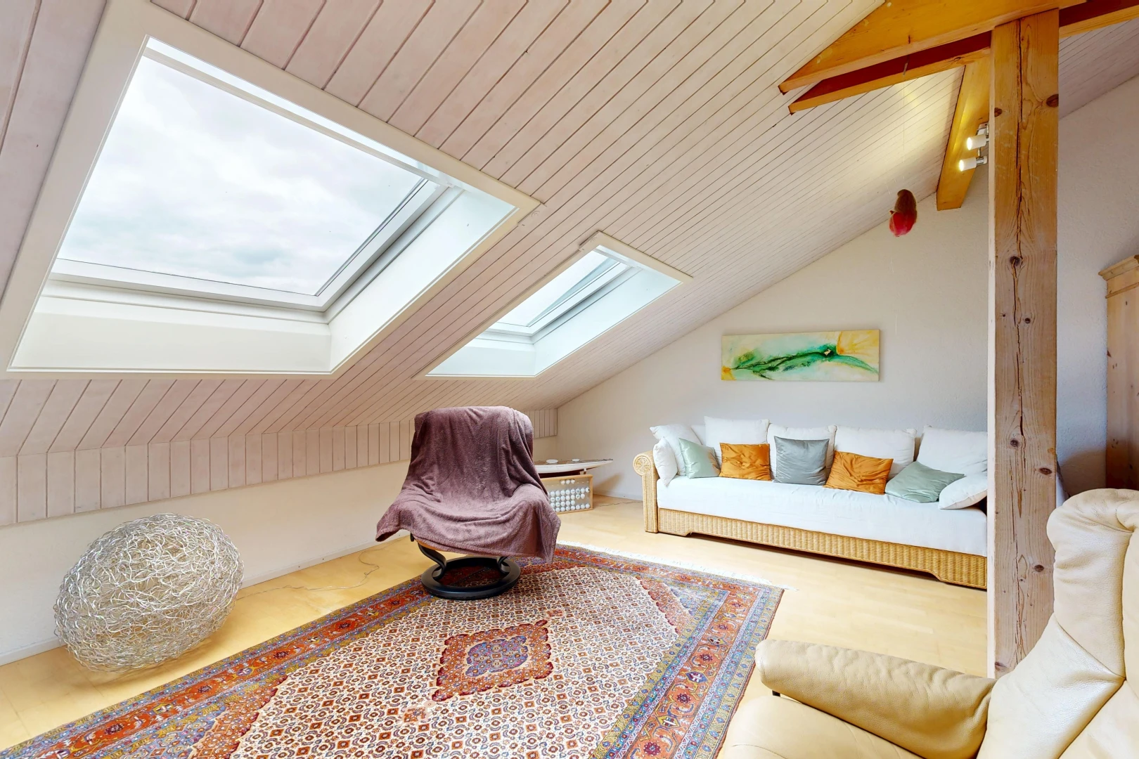 salon avec vaulted ceiling, plafond voûté, puits de lumière, wood ceiling, et plafond en bois