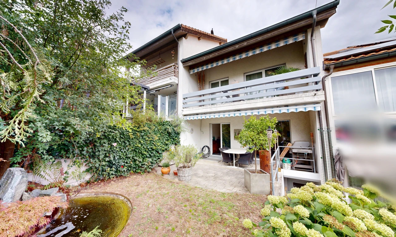 façade avec balcon et terrasse