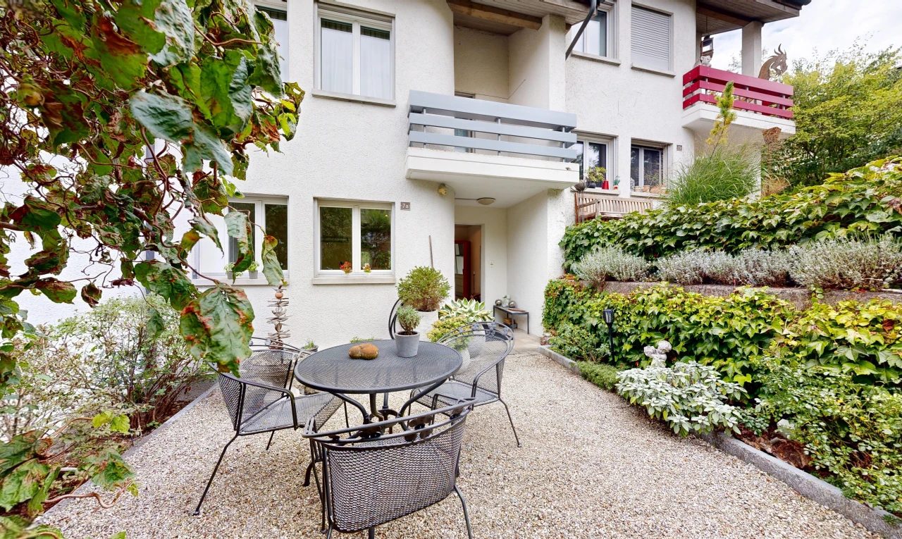 façade avec balcon, coin repas extérieur, bardage en stuc, et terrasse
