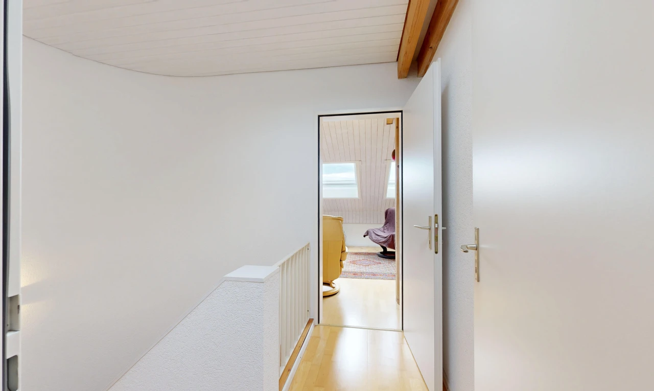couloir avec cloison sèche, drywall, inside property, light floor, et sol en finition bois