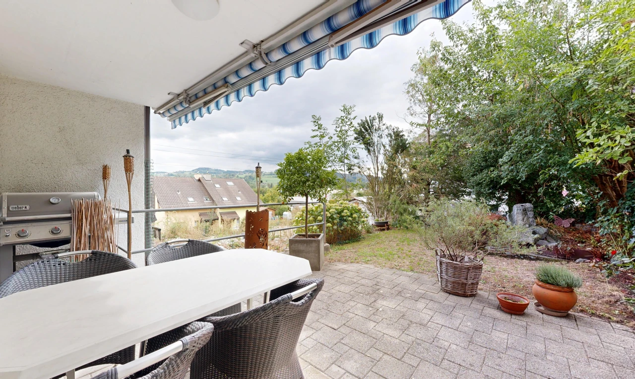 terrasse avec terrasse, auvent, overcast, from property, et coin repas extérieur
