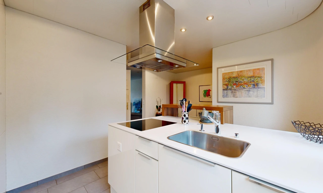 cuisine avec hotte, light floor, plans de travail, light countertops, et évier
