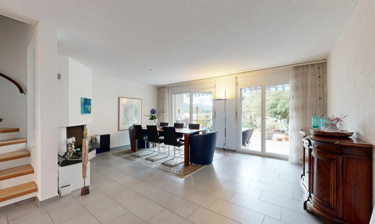 salle à manger avec escaliers, inside property, accès à l'extérieur, et light floor