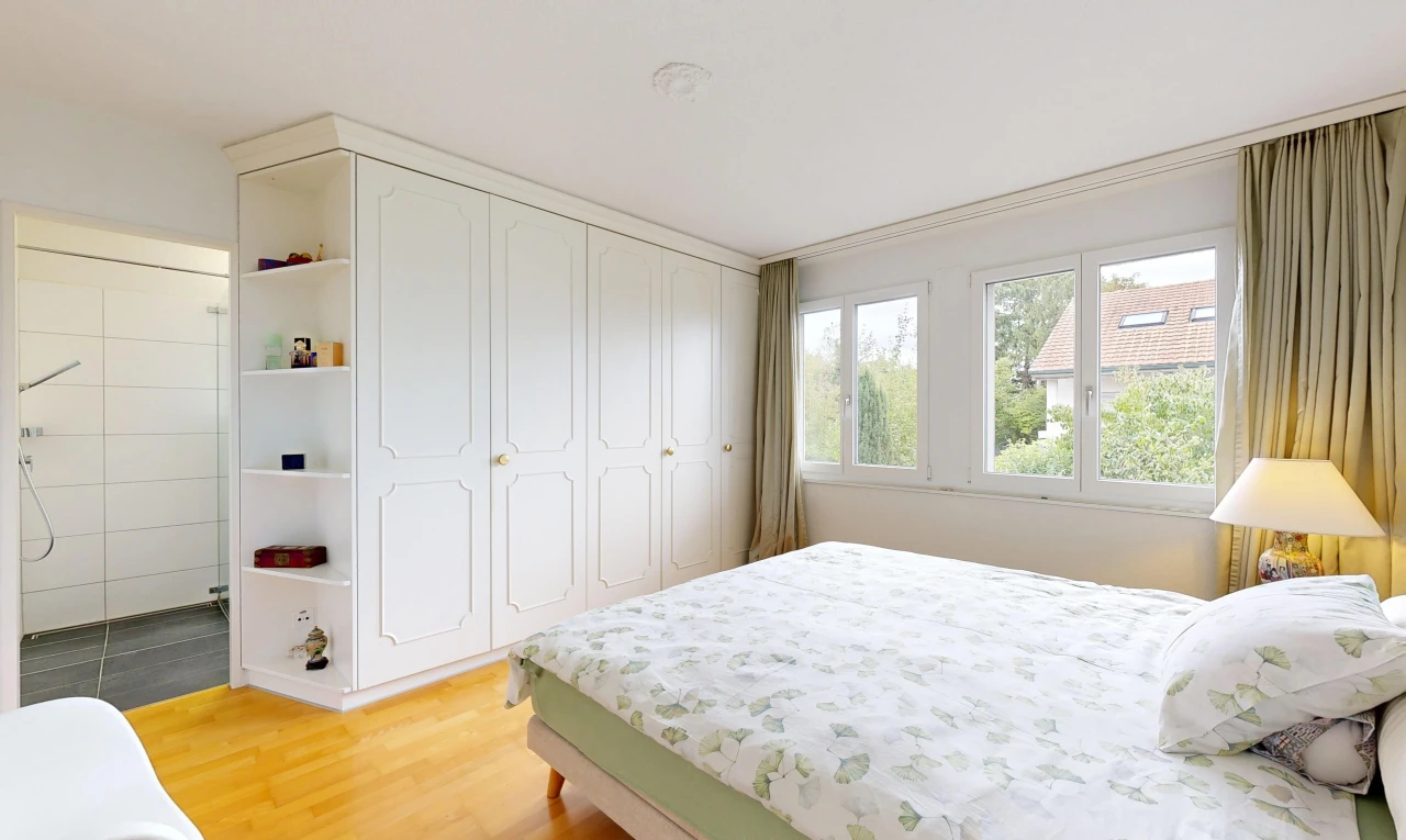 chambre avec placard, wood finish floor, sol en finition bois, light floor, et drywall