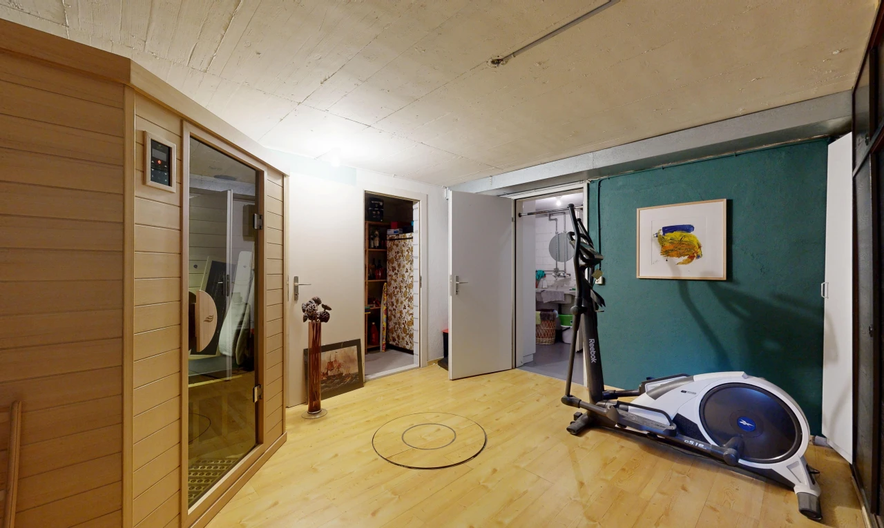 gym avec sous-sol, low ceiling, plafond bas, wood finish floor, et sol en finition bois