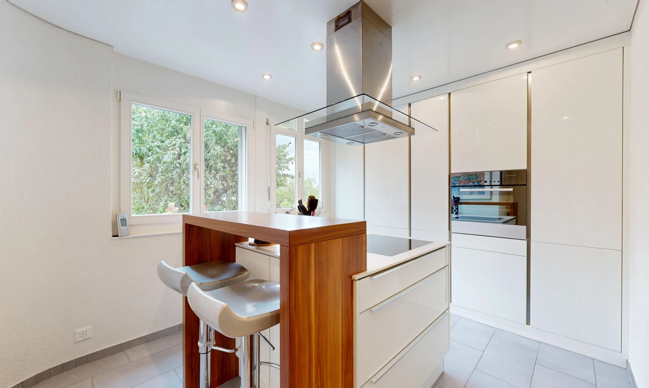 cuisine avec hotte, four, light floor, éclairage encastré, et flat panel cabinets