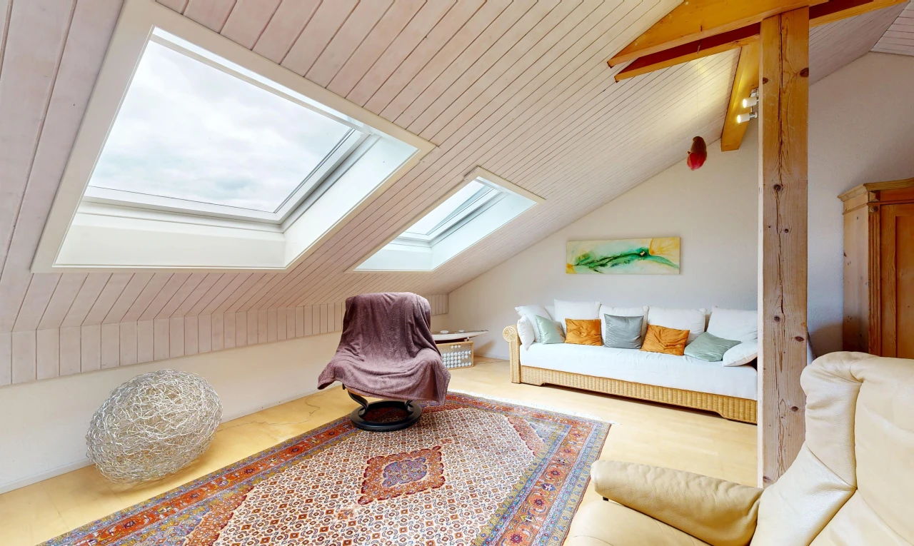 salon avec vaulted ceiling, plafond voûté, puits de lumière, wood ceiling, et plafond en bois