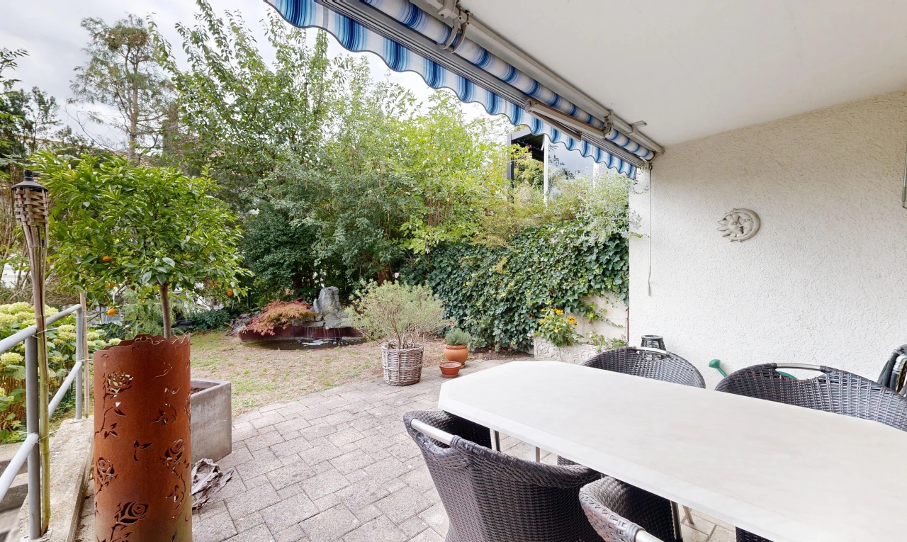terrasse avec auvent, terrasse, coin repas extérieur, et from property