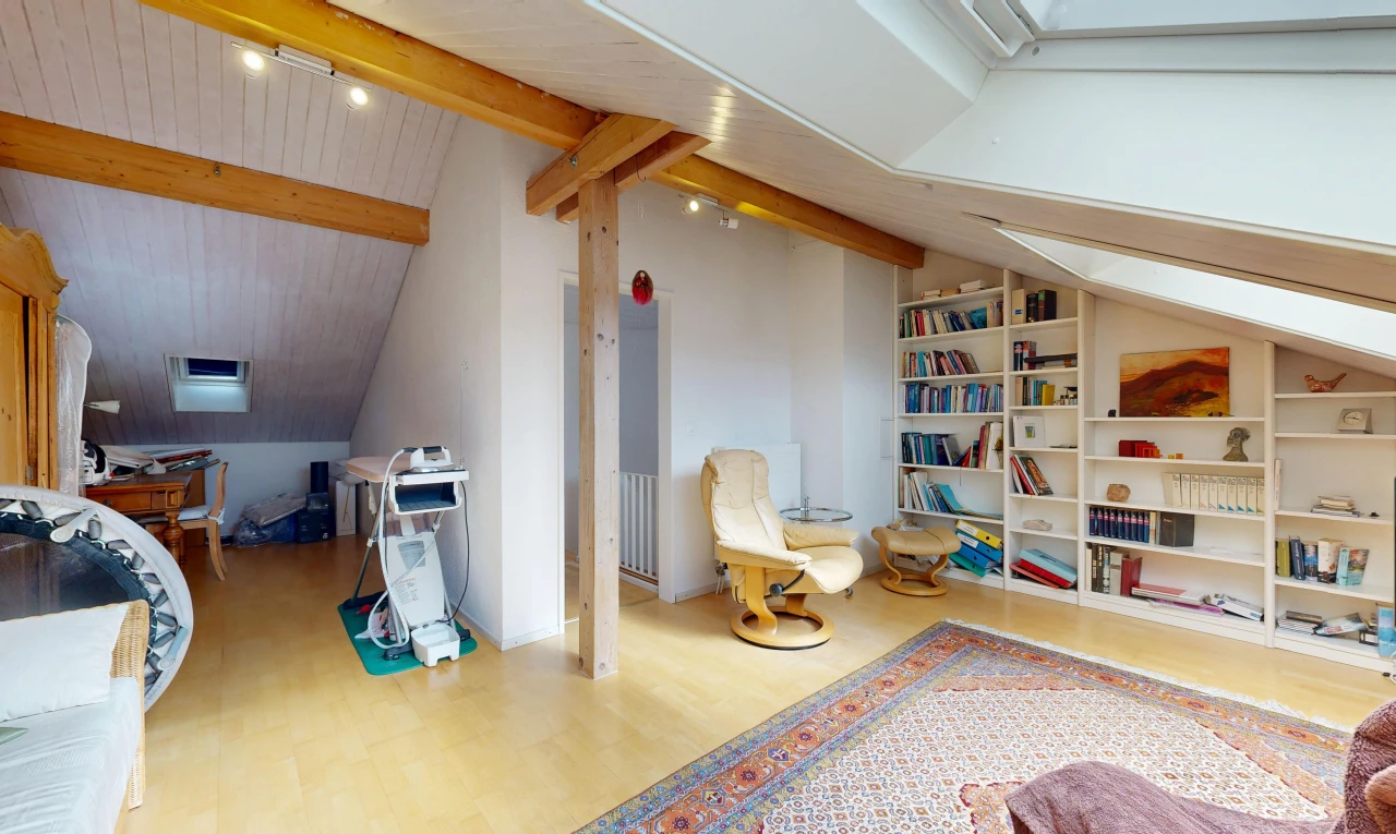 salon avec pièce supplémentaire, étagères intégrées, vaulted ceiling, plafond voûté, et beamed ceiling