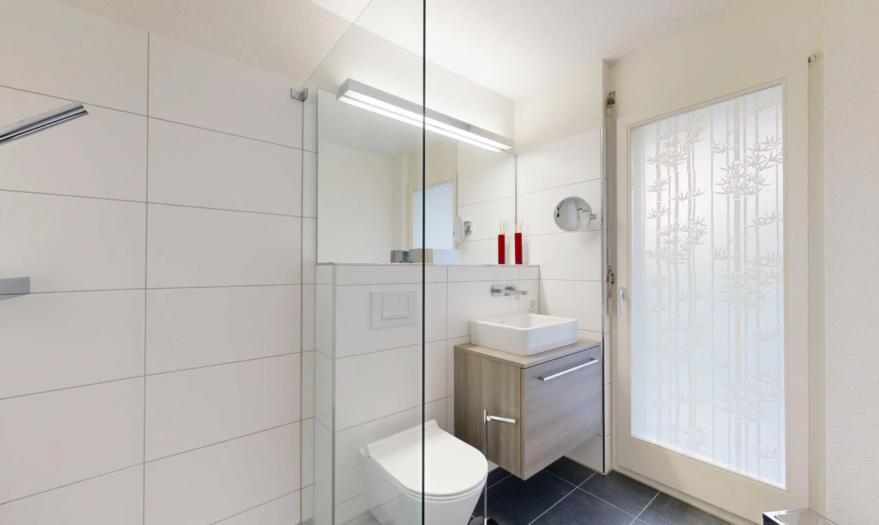 salle de bains avec lavabo (ou coiffeuse selon le contexte), évier, salle de bain complète, miroir, et tile floor