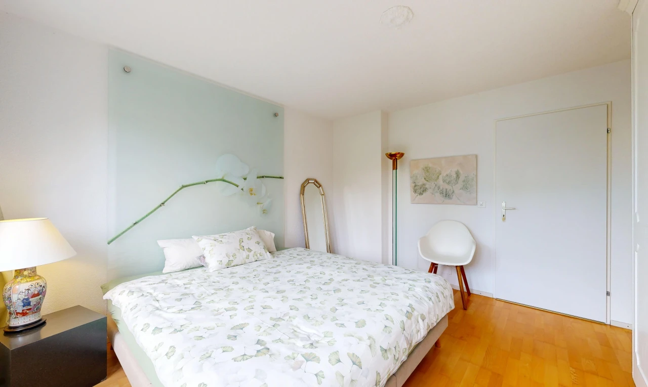 chambre avec drywall, cloison sèche, wood finish floor, sol en finition bois, et inside property