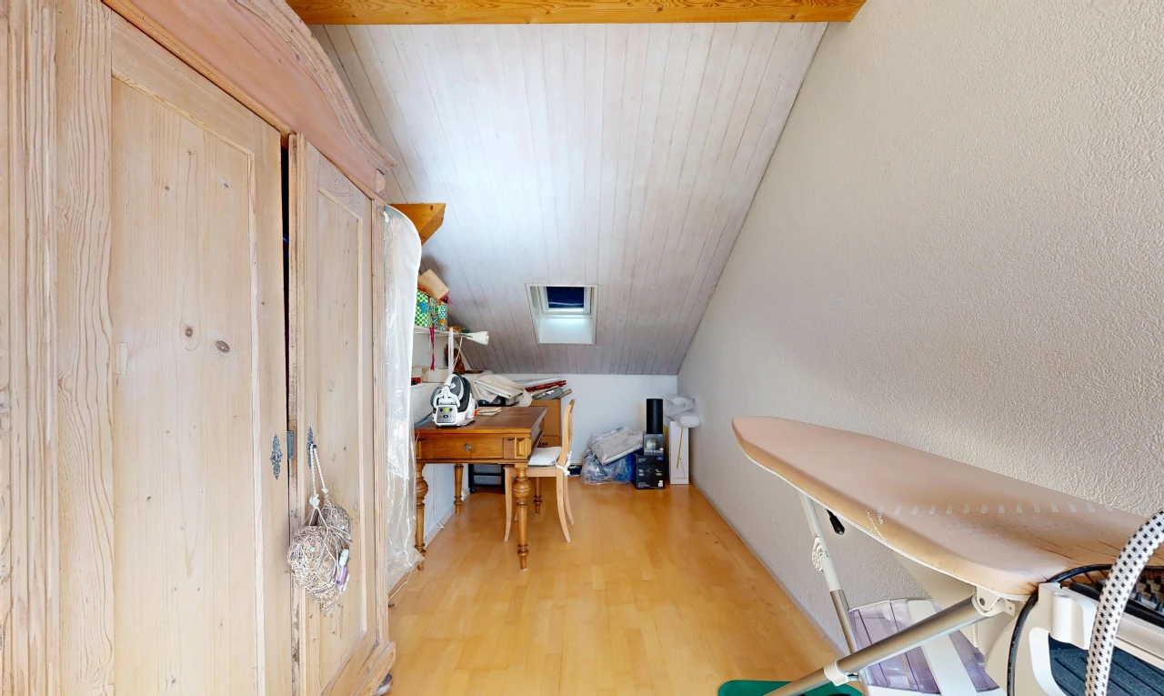 bureau avec vaulted ceiling, plafond voûté, wood finish floor, sol en finition bois, et wood ceiling