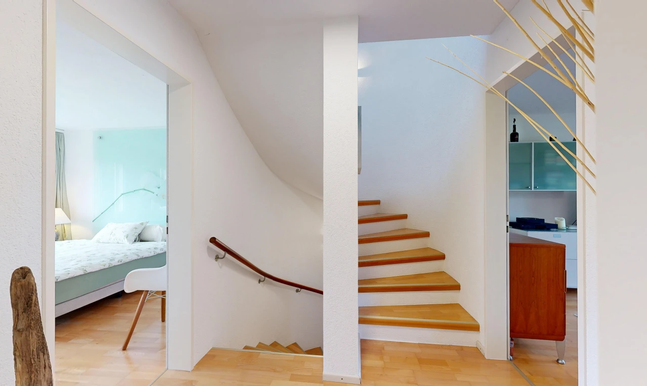 escaliers avec wood finish stairs, inside property, wood finish floor, sol en finition bois, et drywall