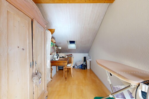 bureau avec vaulted ceiling, plafond voûté, wood finish floor, sol en finition bois, et wood ceiling