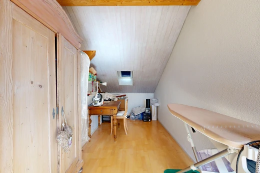 bureau avec vaulted ceiling, plafond voûté, wood finish floor, sol en finition bois, et wood ceiling