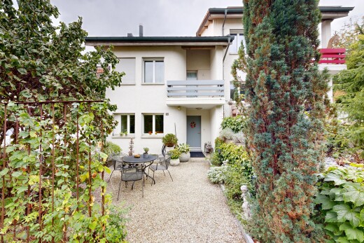 façade avec overcast, balcon, bardage en stuc, et coin repas extérieur