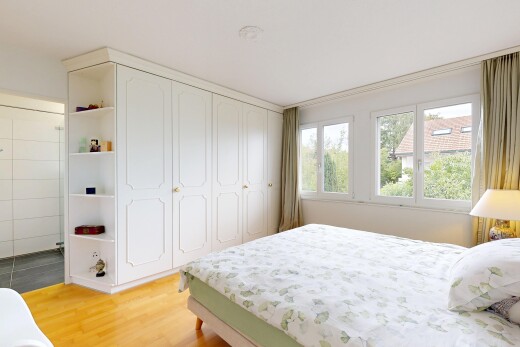 chambre avec placard, wood finish floor, sol en finition bois, light floor, et drywall