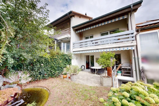 façade avec balcon et terrasse
