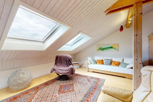 salon avec vaulted ceiling, plafond voûté, puits de lumière, wood ceiling, et plafond en bois