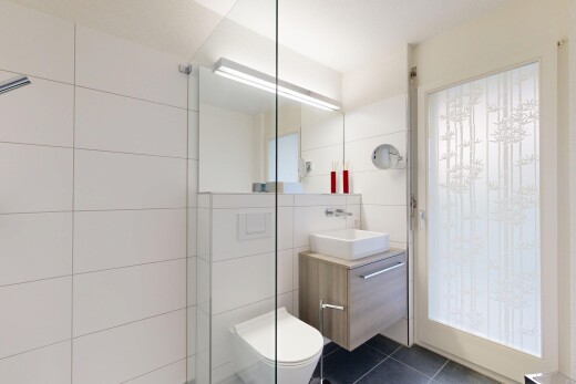 salle de bains avec lavabo (ou coiffeuse selon le contexte), évier, salle de bain complète, miroir, et tile floor