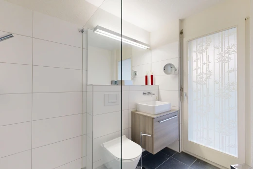 salle de bains avec lavabo (ou coiffeuse selon le contexte), évier, salle de bain complète, miroir, et tile floor