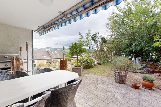 terrasse avec terrasse, auvent, overcast, from property, et coin repas extérieur