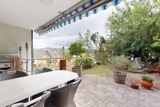 terrasse avec terrasse, auvent, overcast, from property, et coin repas extérieur