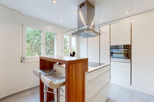 cuisine avec hotte, four, light floor, éclairage encastré, et flat panel cabinets