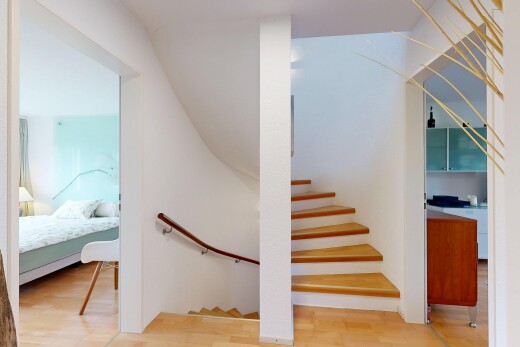 escaliers avec wood finish stairs, inside property, wood finish floor, sol en finition bois, et drywall