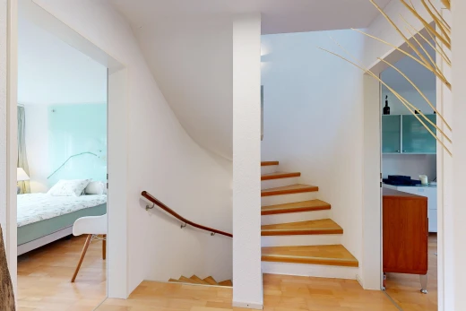 escaliers avec wood finish stairs, inside property, wood finish floor, sol en finition bois, et drywall
