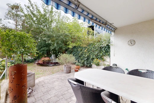 terrasse avec auvent, terrasse, coin repas extérieur, et from property