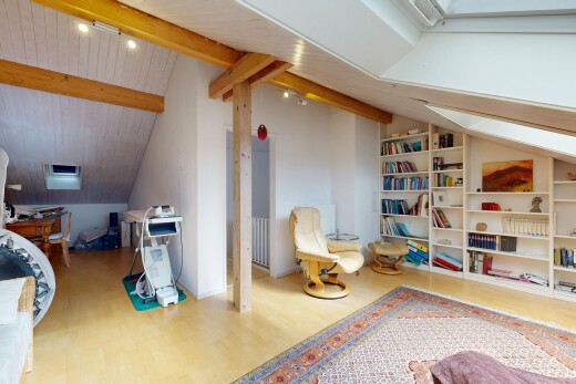salon avec pièce supplémentaire, étagères intégrées, vaulted ceiling, plafond voûté, et beamed ceiling