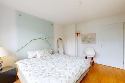 chambre avec drywall, cloison sèche, wood finish floor, sol en finition bois, et inside property