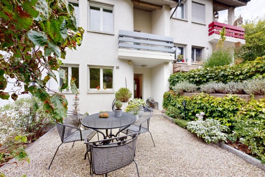 façade avec balcon, coin repas extérieur, bardage en stuc, et terrasse