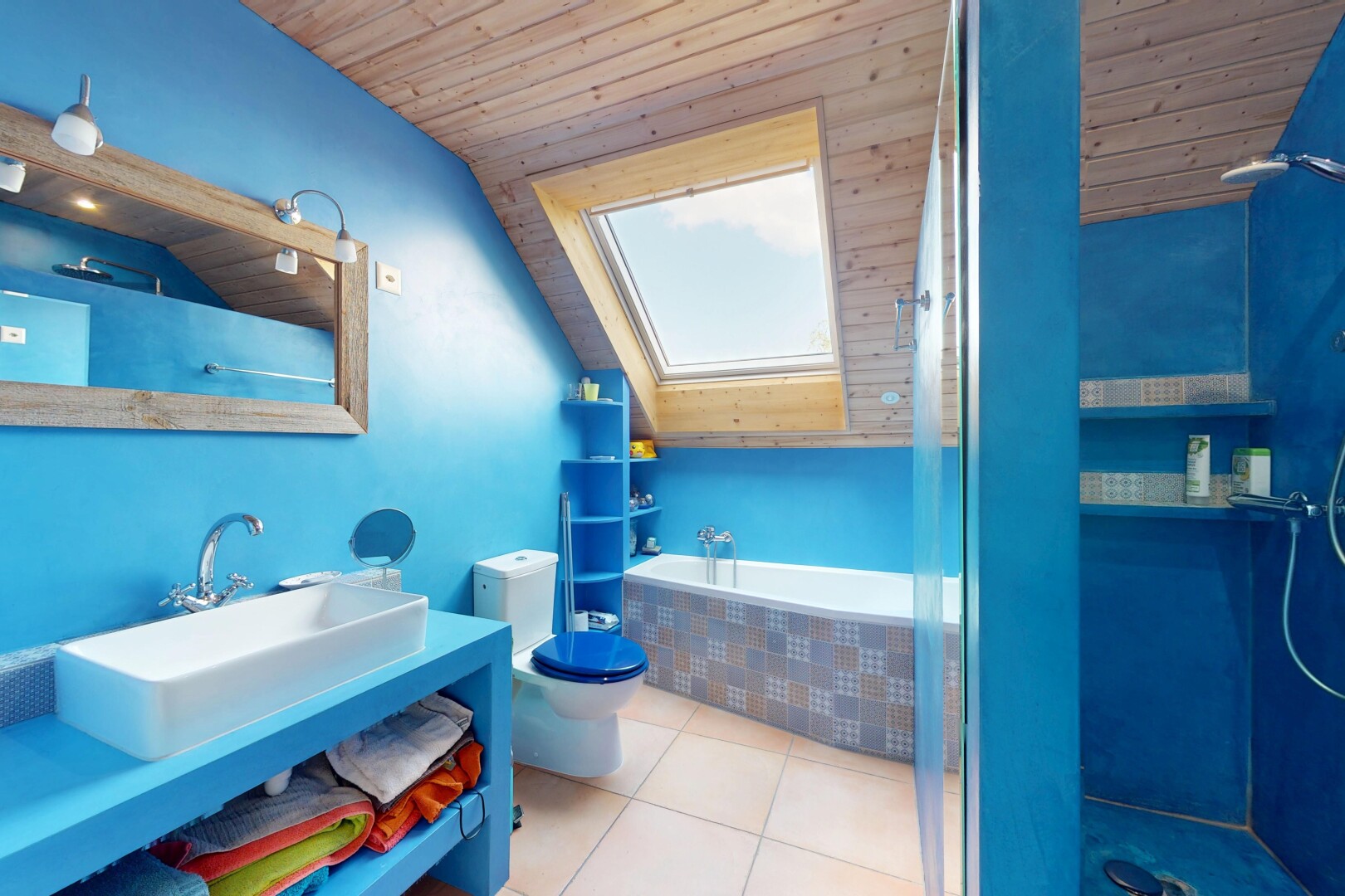 salle de bains avec plafond en bois, wood ceiling, salle de bain complète, cloison sèche, et drywall