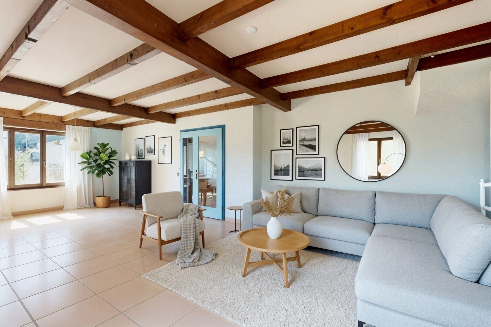 salon avec inside property, beamed ceiling, plafond à poutres, drywall, et cloison sèche