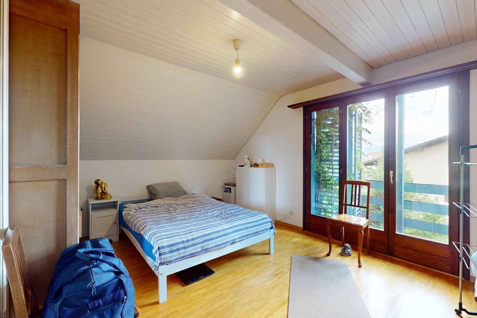 chambre avec plafond à poutres, beamed ceiling, sol en finition bois, wood finish floor, et inside property