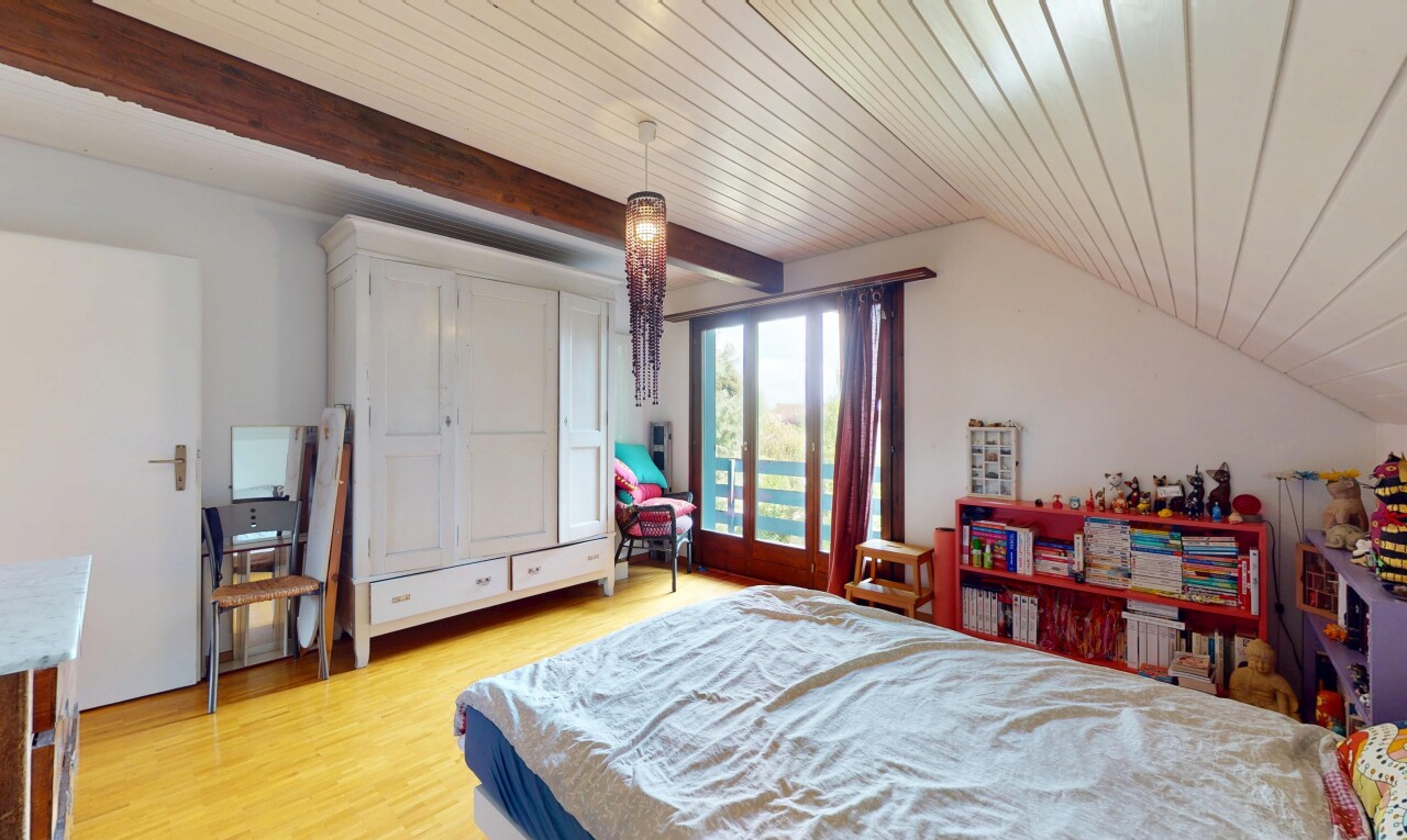 chambre avec inside property, natural light, lumière naturelle, drywall, et cloison sèche