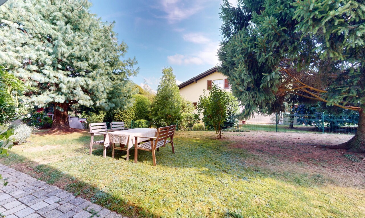 jardin avec day time, pelouse, et clôture