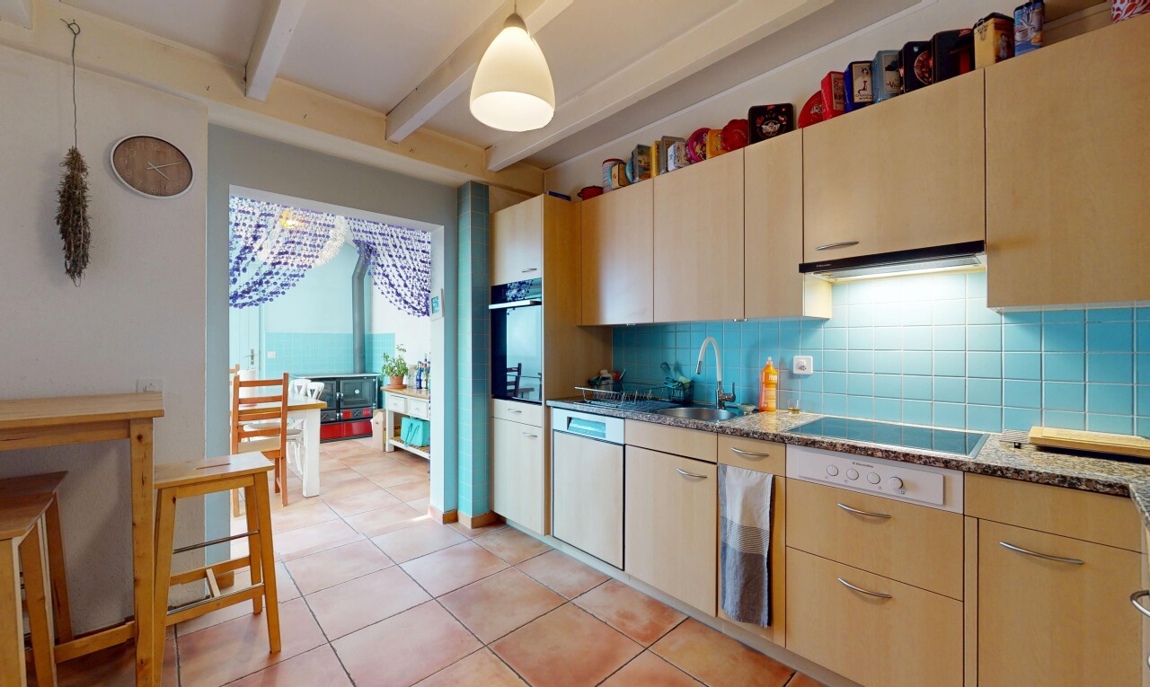 cuisine avec dosseret, backsplash, éclairage suspendu, plafond à poutres, et beamed ceiling