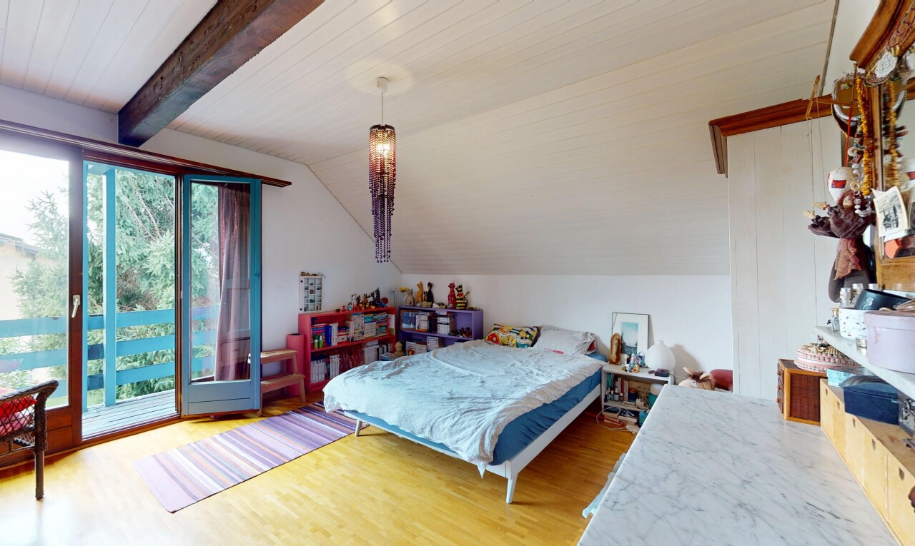 chambre avec sol en finition bois, wood finish floor, plafond à poutres, beamed ceiling, et plafond voûté