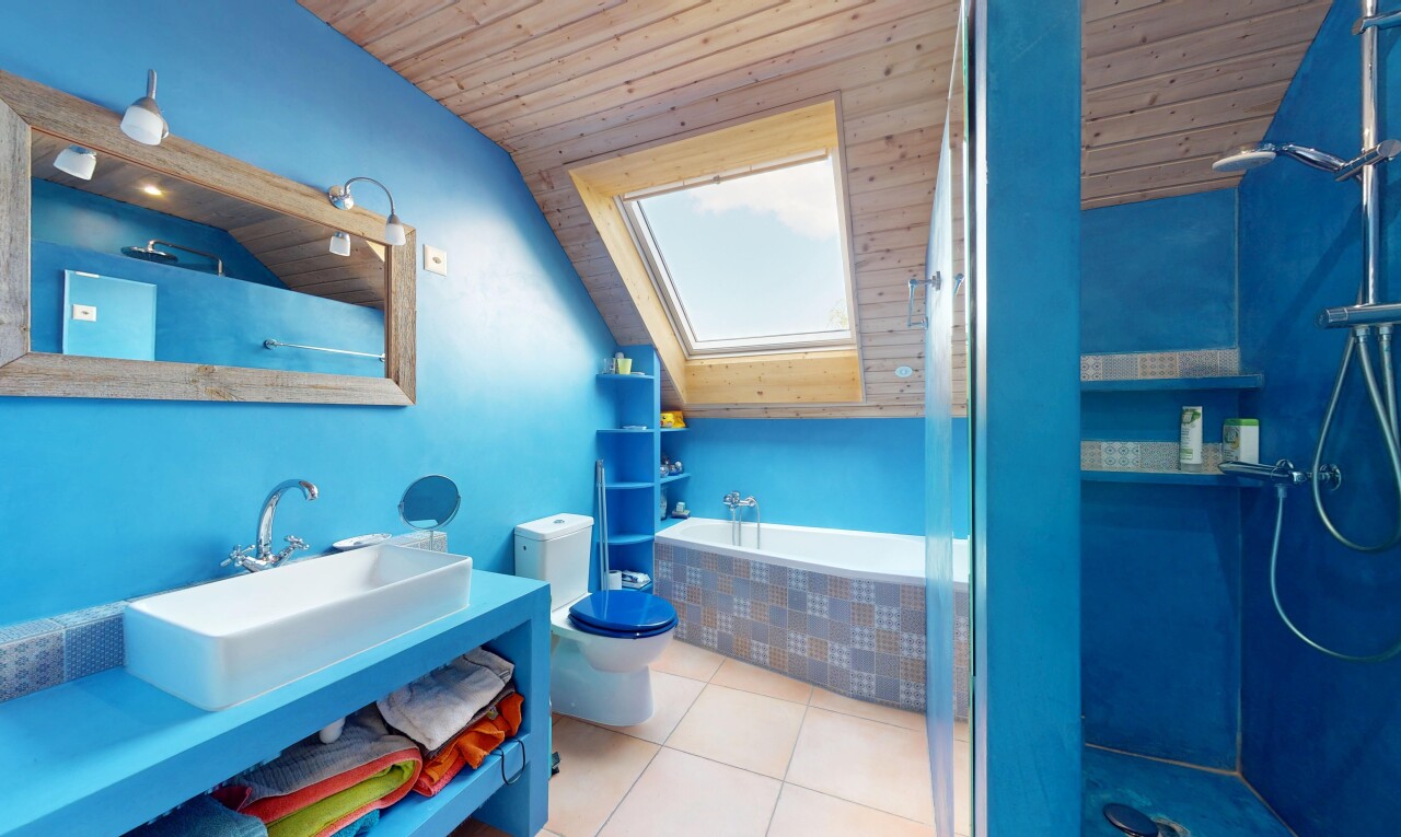 salle de bains avec plafond en bois, wood ceiling, salle de bain complète, cloison sèche, et drywall