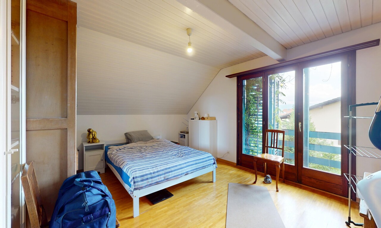 chambre avec plafond à poutres, beamed ceiling, sol en finition bois, wood finish floor, et inside property